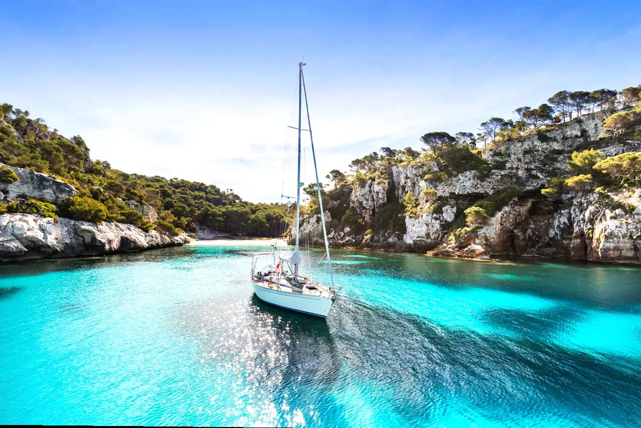 Barco disponible para alquiler en Carboneras, Andalucía