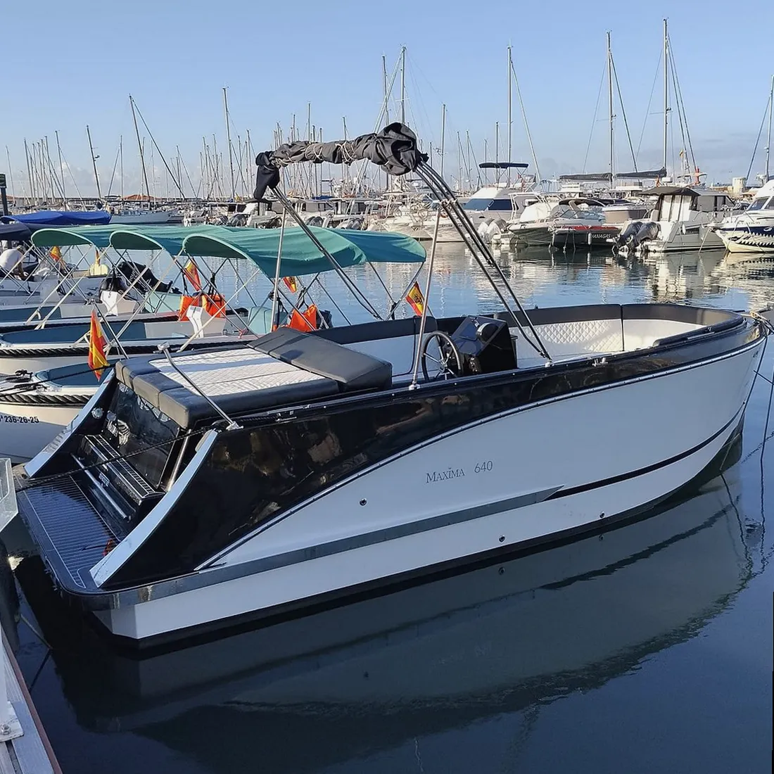 Familia disfrutando de un alquiler de barco en Carboneras